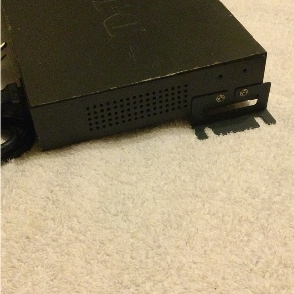 D-Link DGS-1024D 24-Port Gigabit Unmanaged Metal Desktop or Rackmount Switch (DG - Picture 4 of 8